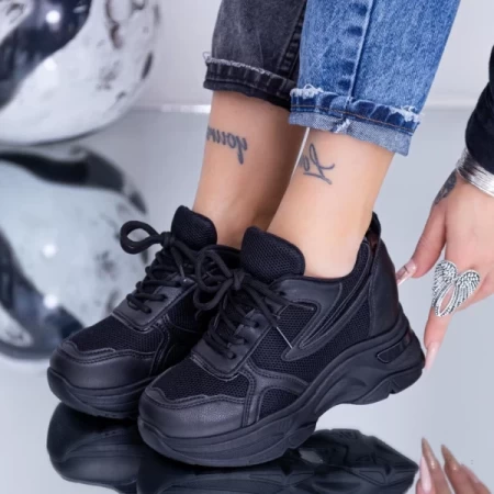 Sportschuhe auf der schwarzen Plattform WL129A Mei