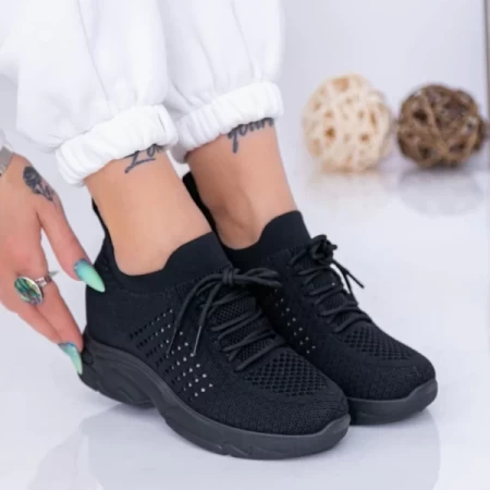 Sportschuhe auf der schwarzen Plattform KDN12A Mei