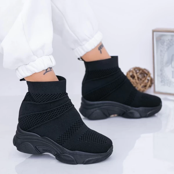 Sportschuhe auf der schwarzen Plattform WL131A Mei