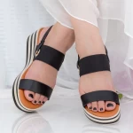 Sandalen auf der schwarzen Plattform QZL253 Mei