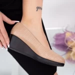 Schuhe auf der C92 -Pfirsich -Plattform Mode