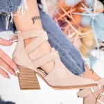 Beige dicke Fersenschuhe Mei