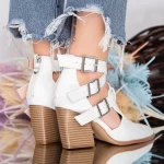 Weiße dicke Fersenschuhe Mei