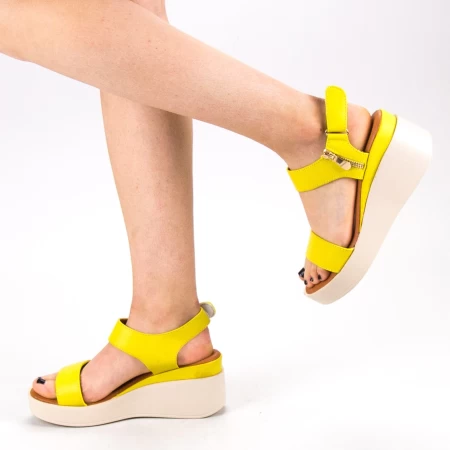 Sandalen auf der gelben Plattform QZL226 Mei