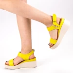 Sandalen auf der gelben Plattform QZL226 Mei