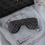 Sonnenbrille für Frauen 2020-105 C1 Schwarz | 2020
