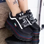 Sportschuhe auf der schwarzen Plattform 2018 Mei