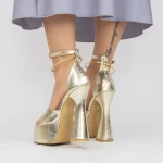 Sandalen mit einer dicken Ferse und einer 956-25 Zloty-Plattform Botinelli