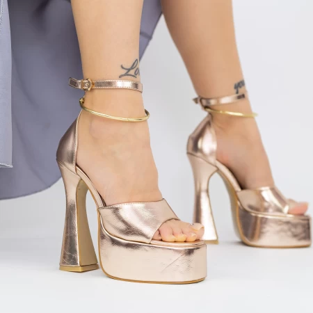 Sandalen mit einer dicken Ferse und einer 956-25 Champagnerplattform Botinelli
