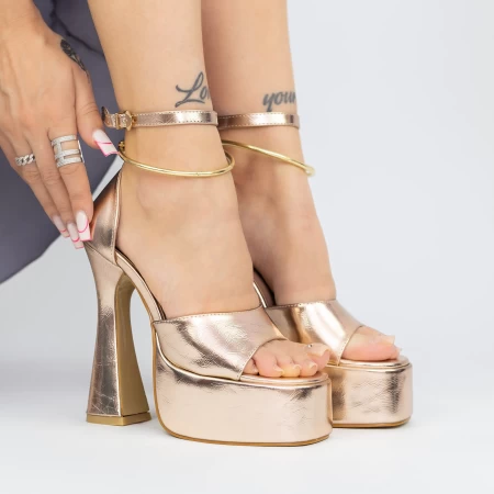 Sandalen mit einer dicken Ferse und einer 956-25 Champagnerplattform Botinelli