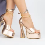 Sandalen mit einer dicken Ferse und einer 956-25 Champagnerplattform Botinelli