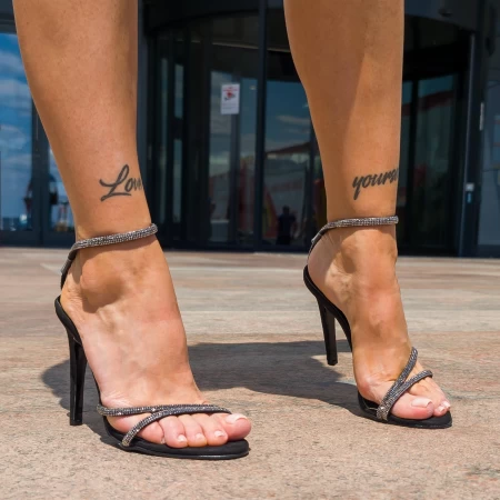 Sandalen mit einer dünnen Ferse und der schwarzen Plattform von 2006 Existieren