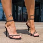 Sandalen mit einer dünnen Ferse und der schwarzen Plattform von 2006 Existieren