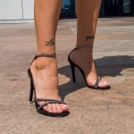 Sandalen mit einer dünnen Ferse und der schwarzen Plattform von 2006 Existieren