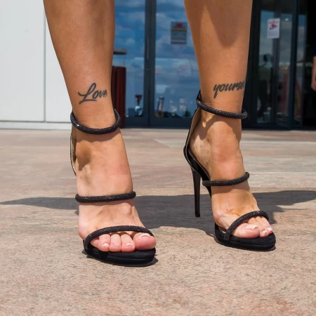 Sandalen mit einer dünnen Ferse 1735 schwarz | Existieren
