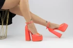 Sandalen mit einer dicken Ferse und einer orangefarbenen 2Sy7 -Plattform Mei