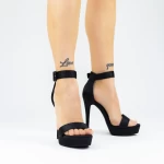 Sandalen mit einer dünnen Ferse und einer schwarzen Plattform 2xkk576 Mei