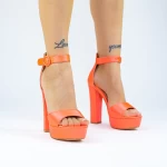 Fette Absätze und KV50B Orangensandalen Mei