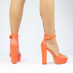 Fette Absätze und KV50B Orangensandalen Mei