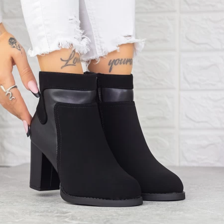 Kurze Stiefel mit einer dicken Absatz 2mx378 Black | Mei