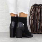 Kurze Stiefel mit einer dicken Absatz 2mx379 Black | Mei