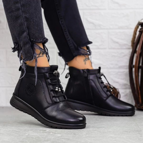 Schwarze M020 -Stiefel Gebildet