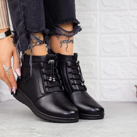 Schwarze M020 -Stiefel Gebildet