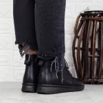 Schwarze M020 -Stiefel Gebildet