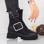 Stiefel auf der schwarzen Plattform 2MX383 Mei