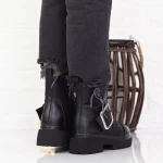 Stiefel auf der schwarzen Plattform 2MX383 Mei