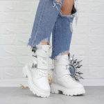 Stiefel auf der weißen Plattform 2MX511 Mei