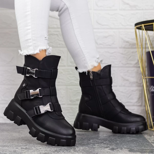Stiefel auf der schwarzen Plattform 2MX501 Mei