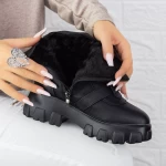 Stiefel auf der schwarzen Plattform 2MX501 Mei