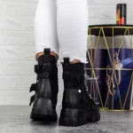 Stiefel auf der schwarzen Plattform 2MX501 Mei