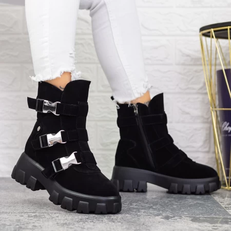 Stiefel auf der schwarzen Plattform 2MX501A Mei