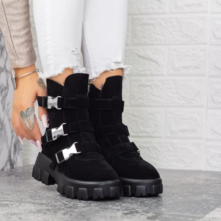 Stiefel auf der schwarzen Plattform 2MX501A Mei