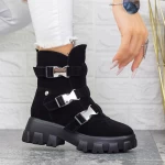 Stiefel auf der schwarzen Plattform 2MX501A Mei