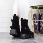 Stiefel auf der schwarzen Plattform 2MX501A Mei
