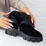 Stiefel auf der schwarzen Plattform 2MX501A Mei