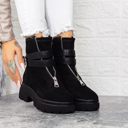 Stiefel auf der schwarzen Plattform 2MX513A Mei