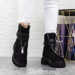 Stiefel auf der schwarzen Plattform 2MX513A Mei
