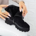 Stiefel auf der schwarzen Plattform 2MX513A Mei