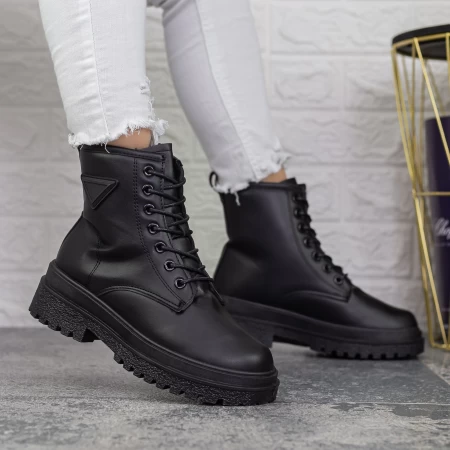 Stiefel auf der 2xj79 -Plattform Black | Mei