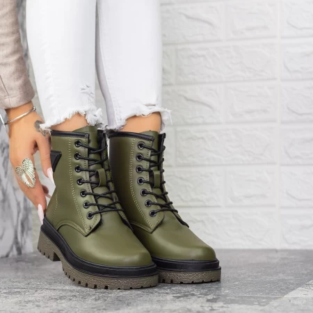 Stiefel auf der 2xj79 Plattform Green | Mei