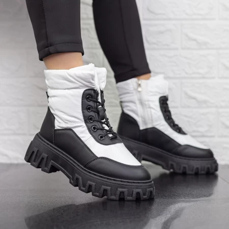 Stiefel auf der 2xj67 Schwarzweißplattform Mei