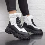 Stiefel auf der 2xj67 Schwarzweißplattform Mei