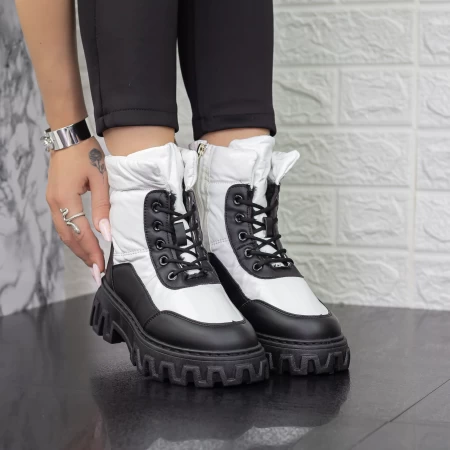 Stiefel auf der 2xj67 Schwarzweißplattform Mei