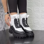 Stiefel auf der 2xj67 Schwarzweißplattform Mei