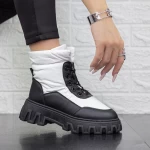 Stiefel auf der 2xj67 Schwarzweißplattform Mei