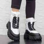 Stiefel auf der 2xj67 Schwarzweißplattform Mei